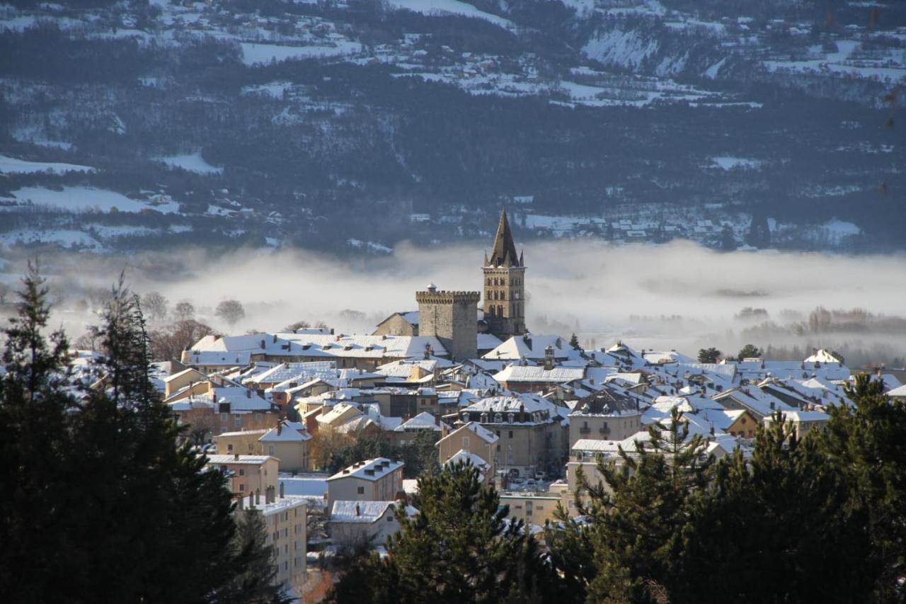 L'Hivernet, Grand Triplex Neuf Au Coeur D'Embrun Acces Facile المظهر الخارجي الصورة